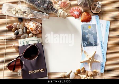 Concetto di viaggio. Composizione di simboli marini e carta bianca su tappetino di bambù Foto Stock