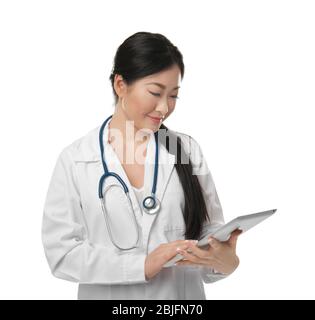 Un bel medico che lavora con un tablet pc su sfondo bianco Foto Stock