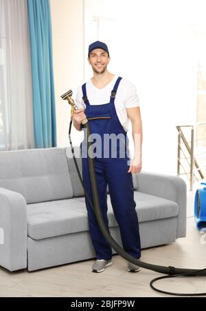 Uomo in uniforme pulizia piatto Foto Stock