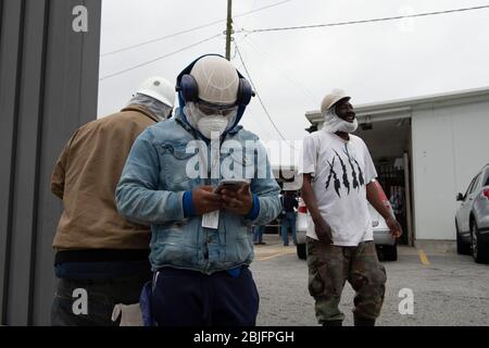 Marietta, Georgia, Stati Uniti. 29 aprile 2020. I dipendenti dello stabilimento di lavorazione del pollame Tip Top si sono spenti per il loro lavoro Ã"Hanging Chicken.Ã l'azienda si è ritenuta responsabile del pollo contaminato da listeria, che ha provocato il ritiro di più prodotti negli Stati Uniti e in Canada nel 2019. Credit: Robin Rayne/ZUMA Wire/Alamy Live News Foto Stock