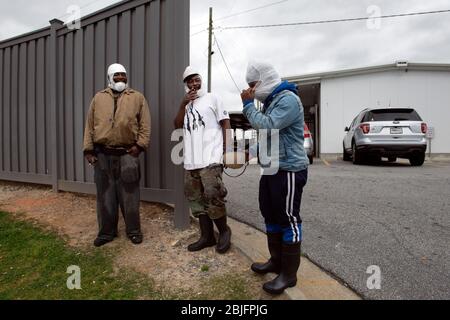 Marietta, Georgia, Stati Uniti. 29 aprile 2020. I dipendenti dello stabilimento di lavorazione del pollame Tip Top si sono spenti per il loro lavoro Ã"Hanging Chicken.Ã l'azienda si è ritenuta responsabile del pollo contaminato da listeria, che ha provocato il ritiro di più prodotti negli Stati Uniti e in Canada nel 2019. Credit: Robin Rayne/ZUMA Wire/Alamy Live News Foto Stock