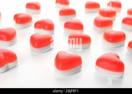 Caramelle di gelatina a forma di cuore su sfondo bianco Foto Stock