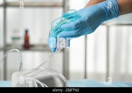 Medico che prepara il nebulizzatore a compressore per l'uso Foto Stock