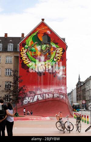 Un murale colorato si affaccia sul parco skate di Red Square a Superkilen, nel quartiere Norrebro di Copenhagen, Danimarca. Foto Stock