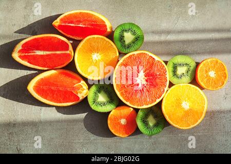 Bella composizione con frutta fresca su sfondo grigio Foto Stock