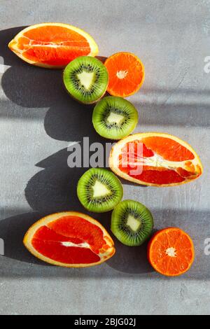 Bella composizione con frutta fresca su sfondo grigio Foto Stock