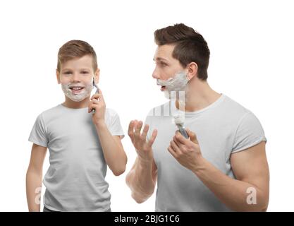 Padre e figlio rasano su sfondo bianco Foto Stock