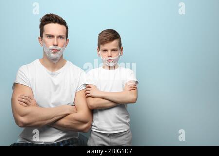 Padre e figlio rasano su sfondo chiaro Foto Stock