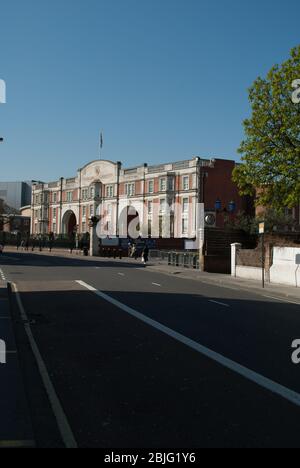 Architettura barocca inglese Sir Oswald Stoll Foundation 446 Fulham Road, London, SW6 1DT di Inigo R. Tasker Foto Stock