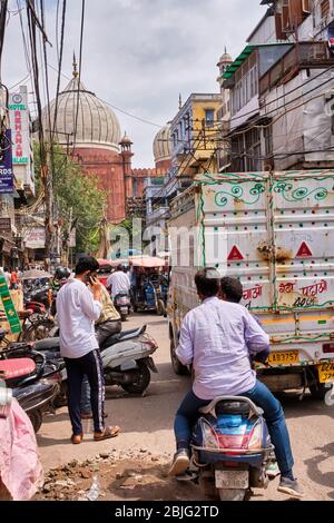 New Delhi / India - 19 settembre 2019: Traffico occupato nelle strette strade di Chandni Chowk a Old Delhi con Jama Masjid moschea sullo sfondo Foto Stock