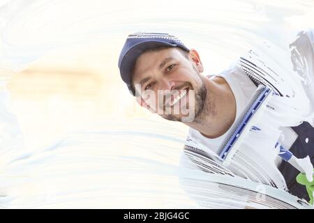 Finestra di lavaggio per giovani in ufficio, vista attraverso il vetro Foto Stock