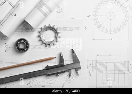 Diversi tipi di strumenti di engineering su disegni di costruzione sullo sfondo Foto Stock