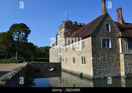 Scene della tenuta di Ightham Mote sulla Greensand Ridge in Kent. La casa padronale del XIV secolo, oggi National Trust, è al centro. Foto Stock