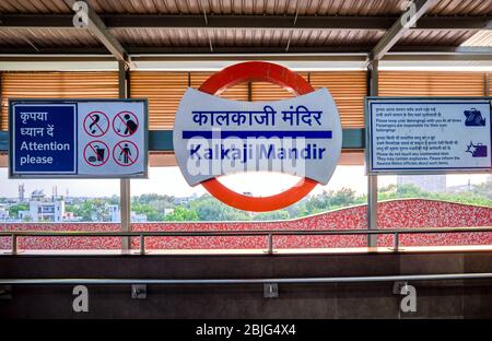 New Delhi / India - 19 settembre 2019: Kalkaji Mandir stazione della metropolitana di Delhi sistema della metropolitana Foto Stock