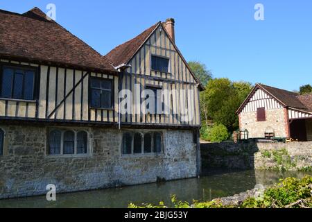 Scene della tenuta di Ightham Mote sulla Greensand Ridge in Kent. La casa padronale del 14 ° secolo, National Trust, al centro. Sulla Greensand Way Foto Stock