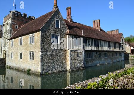 Scene della tenuta di Ightham Mote sulla Greensand Ridge in Kent. La casa padronale del 14 ° secolo, National Trust, al centro. Sulla Greensand Way Foto Stock