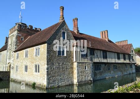 Scene della tenuta di Ightham Mote sulla Greensand Ridge in Kent. La casa padronale del 14 ° secolo, National Trust, al centro. Sulla Greensand Way Foto Stock