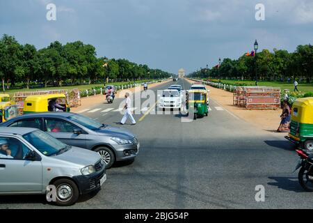 New Delhi / India - 20 settembre 2019: Rajpath boulevard a Nuova Delhi con India porta in distanza Foto Stock
