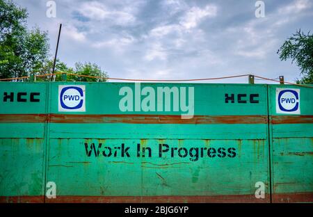 Delhi / India - 22 settembre 2019: Segno di lavoro in corso a Nuova Delhi, India. Hindustan Construction Company (HCC) appaltata dal Public Works Dep Foto Stock