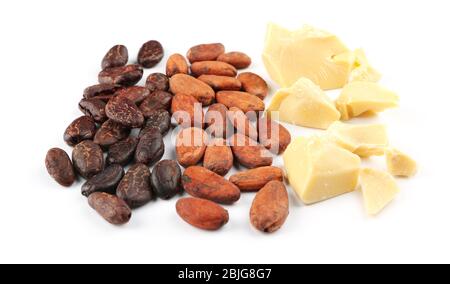 Burro di cacao e fagioli su fondo bianco Foto Stock