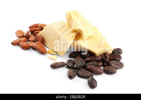 Burro di cacao e fagioli su fondo bianco Foto Stock