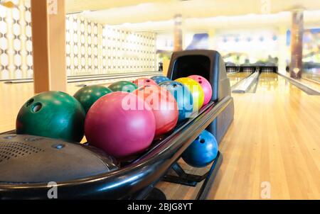 Palline da bowling colorate nella macchina di ritorno Foto Stock