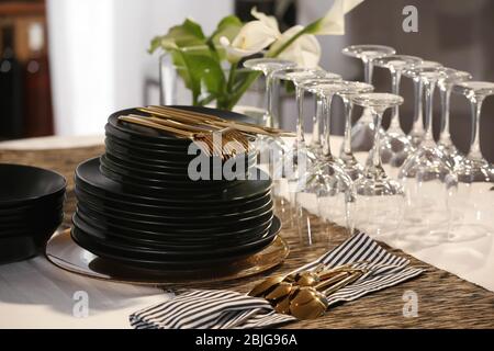 Set di stoviglie al tavolo nel ristorante Foto Stock