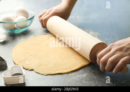 Pasta da donna per biscotti al burro in tavola Foto Stock