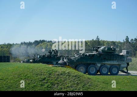 Soldati statunitensi, assegnati alla truppa Apache, 1° Squadrone, reggimento cavalleria 2d, sparano una mitragliatrice calibro M1 .50 durante l'addestramento alla caccia a Vilseck, Germania, 23 aprile 2020. La truppa ha completato la sparatoria come parte del loro allenamento situazionale per la settimana. (STATI UNITI Foto dell'esercito di Sgt. Lahic Patterson) Foto Stock