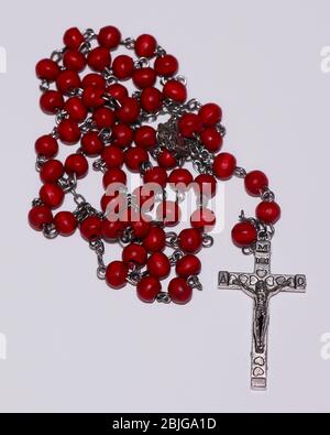 santo rosario isolato su fondo bianco Foto Stock