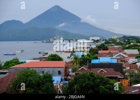 Ternate Indonesia - Vista panoramica della citta' di Ternate e dell'Isola di Tidore Foto Stock