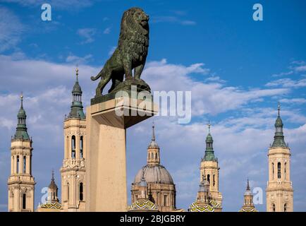 Statue di leoni agli ingressi del ponte di Piedra in pietra a Saragozza, Spagna, Europa Foto Stock