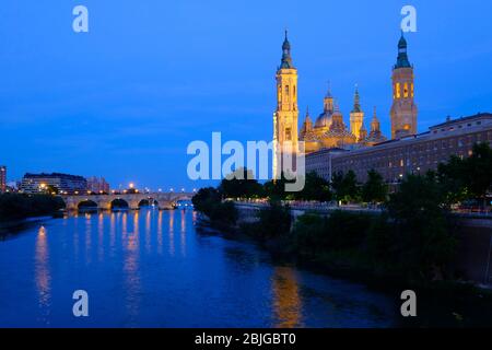 Vista notturna della Cattedrale-Basilica di nostra Signora del pilastro, nota come Basílica de Nuestra Señora del Pilar, a Saragozza, Spagna, Europa Foto Stock