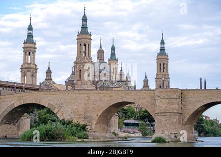 Cattedrale-Basilica di nostra Signora del pilastro, nota come Basílica de Nuestra Señora del Pilar e l'antico ponte di Piedra in pietra a Saragozza, Spagna Foto Stock