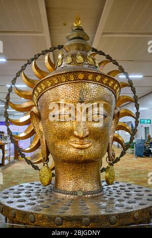 New Delhi / India - 12 ottobre 2019: Statua di Buddha testa al Terminal 3 Partenze Hall dell'Aeroporto Internazionale Indira Gandhi Foto Stock