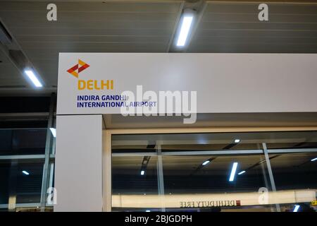 New Delhi / India - 12 ottobre 2019: Logo dell'aeroporto internazionale Indira Gandhi su un cancello di partenza, Nuova Delhi, India Foto Stock