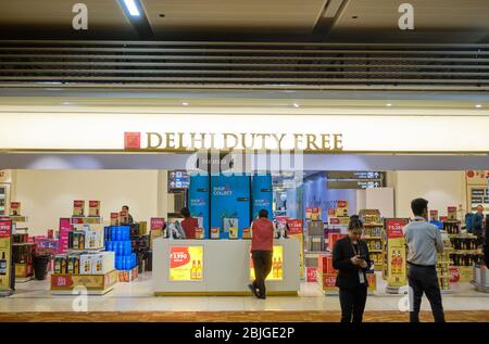 New Delhi / India - 12 ottobre 2019: Area di negozi duty free all'aeroporto internazionale Indira Gandhi di Nuova Delhi, India Foto Stock
