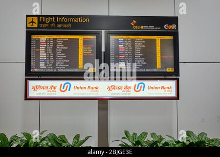 New Delhi / India - 12 ottobre 2019: Informazioni di volo display board all'aeroporto internazionale Indira Gandhi a Nuova Delhi, India Foto Stock