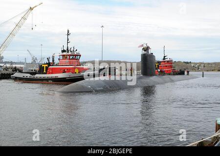 200423-N-ME396-1042 GROTON, Conn. (23 aprile 2020) USS Hartford (SSN 768) è guidata al molo presso il homeport del sottomarino della base sottomarina navale (SUBASE) New London da rimorchiatori assegnati dalla base. Hartford tornò a SUBASE New London dopo le operazioni regolarmente programmate. (STATI UNITI Navy Photo by Mass Communication Specialist 2 ° Classe Tristan B. Lotz/rilasciato) Foto Stock