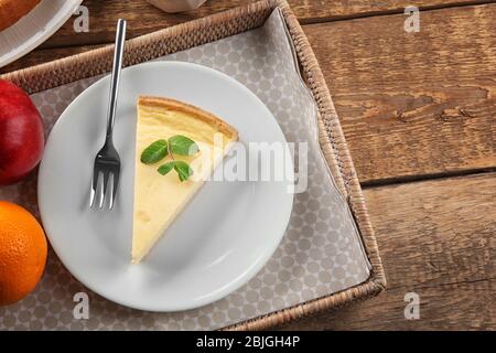 Composizione con gustosa cheesecake su tavolo di legno Foto Stock