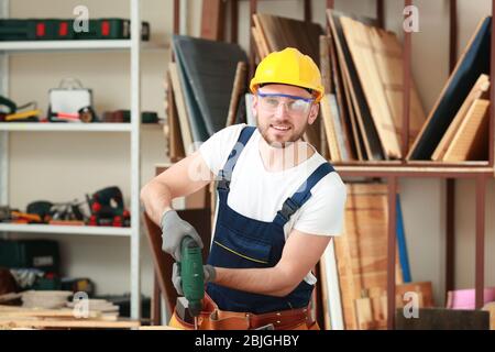 Bel giovane falegname in officina Foto Stock