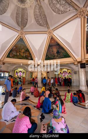 Delhi / India - 2 ottobre 2019: Persone che pregano al tempio indù di Delhi ISKCON di Lord Krishna, Nuova Delhi, India Foto Stock