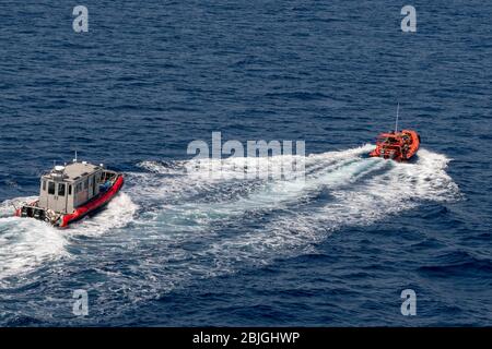 FILIPPINE SEA (28 aprile 2020) i marines assegnati alla 31a unità di spedizione marina conducono operazioni di barca gonfiabile a scafo rigido con la nave d'assalto anfibio USS America (LHA 6). America, fiore all'occhiello dell'America Expeditionary Strike Group, il team della 31a Marine Expeditionary Unit, opera nell'area operativa della 7th Fleet statunitense per migliorare l'interoperabilità con alleati e partner e funge da forza di risposta pronta per difendere la pace e la stabilità nella regione dell'Indo-Pacifico. (STATI UNITI Foto Navy di Mass Communication Specialist terza Classe Jomark A. Almazan) Foto Stock