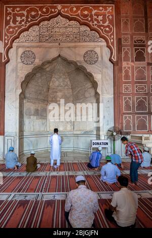 Delhi / India - 2 ottobre 2019: Persone che pregano nella Masjid e Jahan Numa, Jama Masjid moschea a Old Delhi, una delle più grandi moschee in India Foto Stock