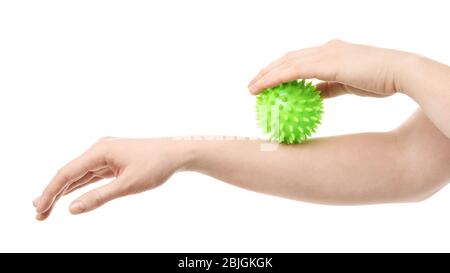 Mani di donna che fa esercizi con palla di gomma su sfondo bianco Foto Stock