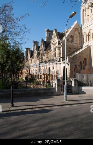 Sir William Powell's Almshouses, All Saints Church, Church Gate, Fulham, London SW6 3LA progettato da J P Sedden e completato nel 1869 Foto Stock