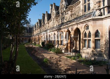 Sir William Powell's Almshouses, All Saints Church, Church Gate, Fulham, London SW6 3LA progettato da J P Sedden e completato nel 1869 Foto Stock