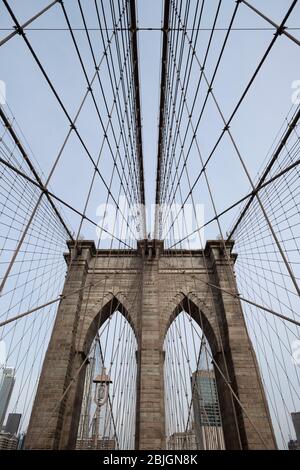 Cavi astratti che attraversano lo storico ponte di Brooklyn a New York City Foto Stock