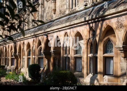 Sir William Powell's Almshouses, All Saints Church, Church Gate, Fulham, London SW6 3LA progettato da J P Sedden e completato nel 1869 Foto Stock