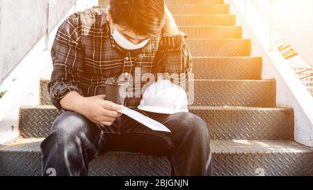 COVID-19 e concetto di disoccupazione. Rassegnazione e stressante. Perdita di posti di lavoro del virus Corona in Thailandia. Problemi economici per i lavoratori. Foto Stock